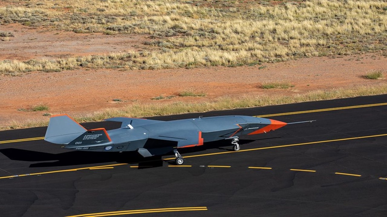 Boeing insansız savaş uçağını ilk kez uçurdu