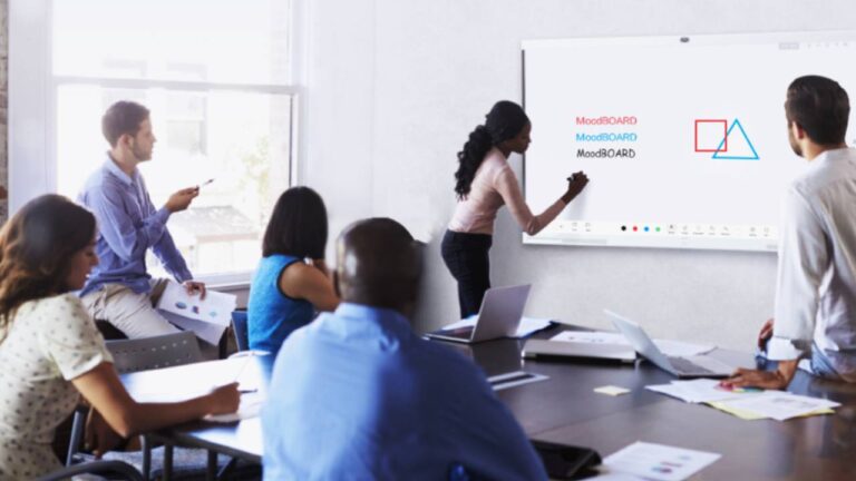 Gözleri koruyan akıllı tahta : Huawei IdeaHub Board