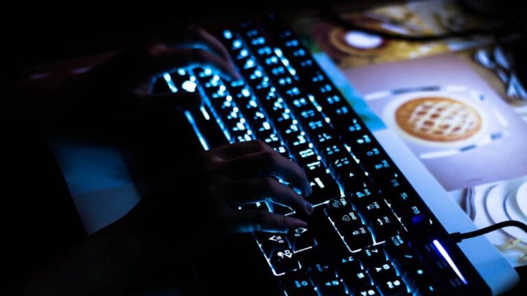 Çin polisinden milyon dolarlık oyun hilesi operasyonu