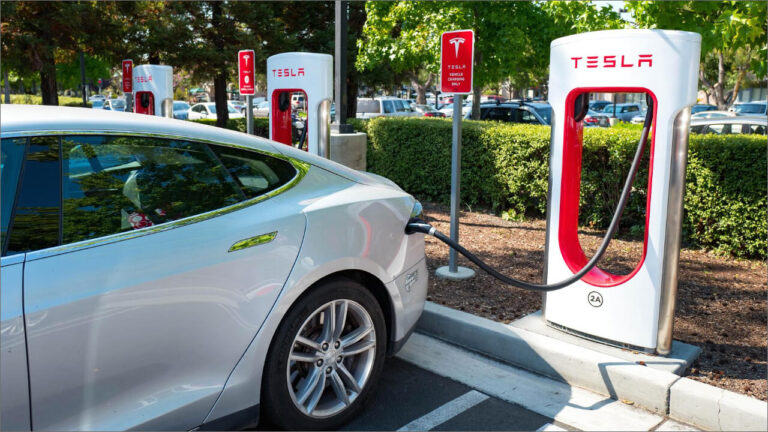 Rivian, Tesla’nın en büyük avantajına karşı çıkıyor