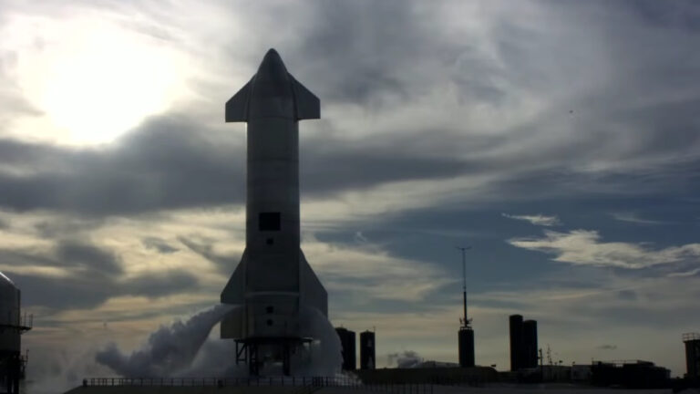 Starship SN10 başarılı bir inişin ardından patladı