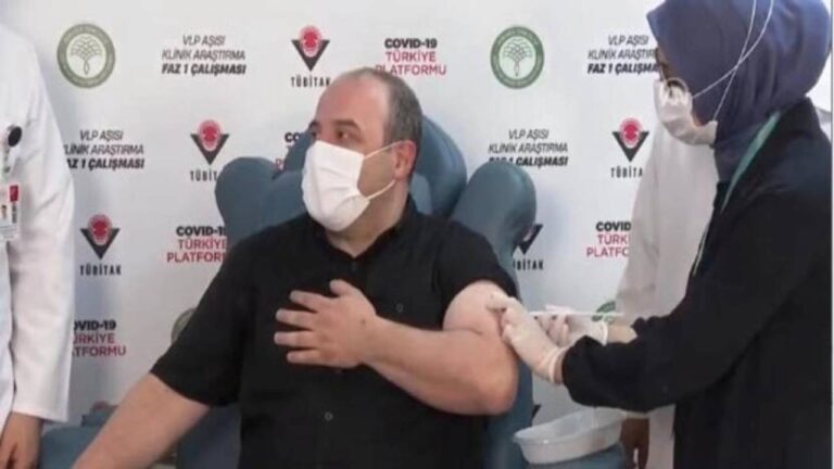 Bakan Varank yerli aşı için denek oldu