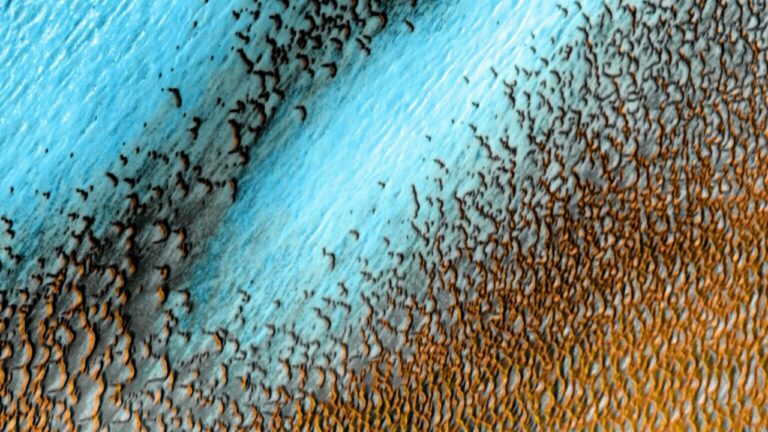 Kızıl Gezegen Mars’ın mavi kumları büyüledi