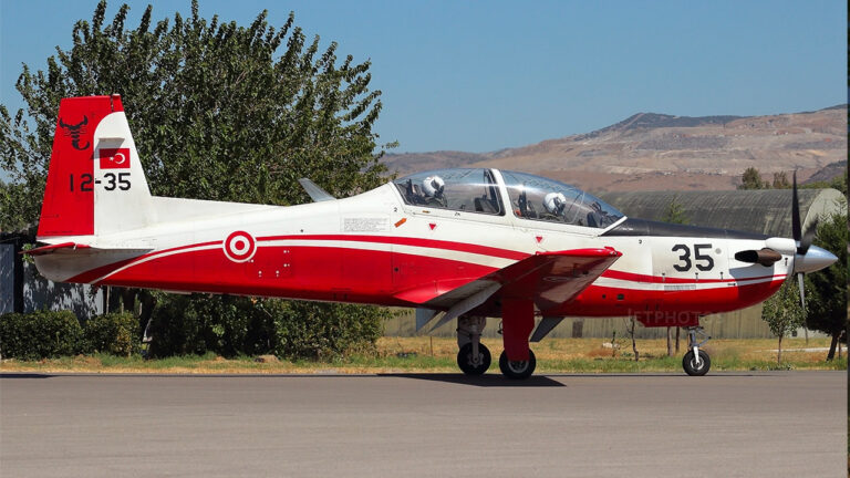 İzmir’de askeri uçak düştü: KT-1