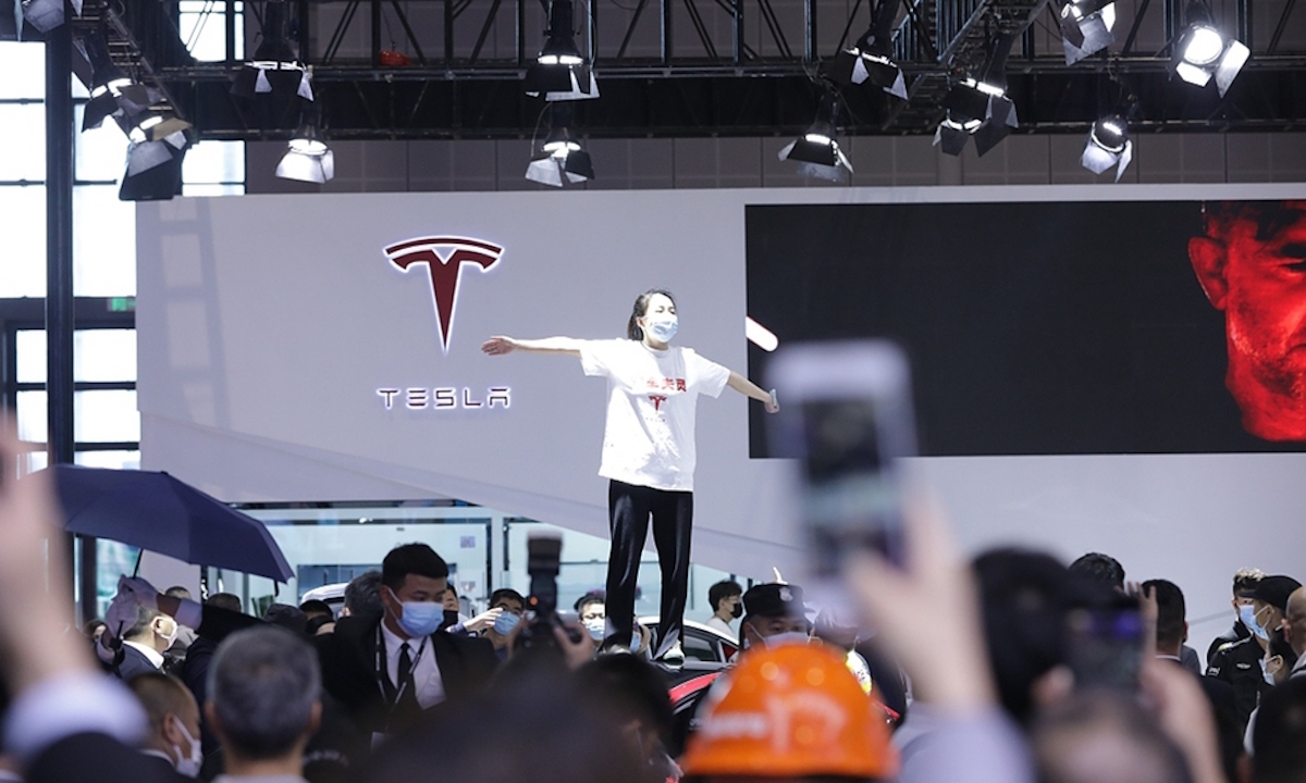 Tesla sahibi kadın Şangay otomobil fuarını karıştırdı