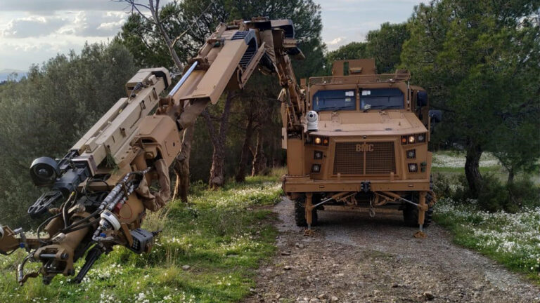 KİRPİ mekanik kollarıyla patlayıcı madde imha edecek