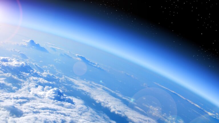 Bilim insanları uyardı: Atmosfer hızla küçülüyor!