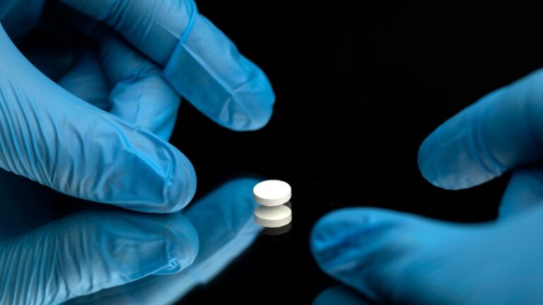 COVID-19 enfeksiyonunu durduracak ilaç arayışları