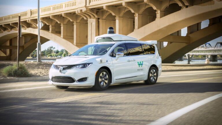 Google’ın otonom aracı Waymo trafiği birbirine kattı