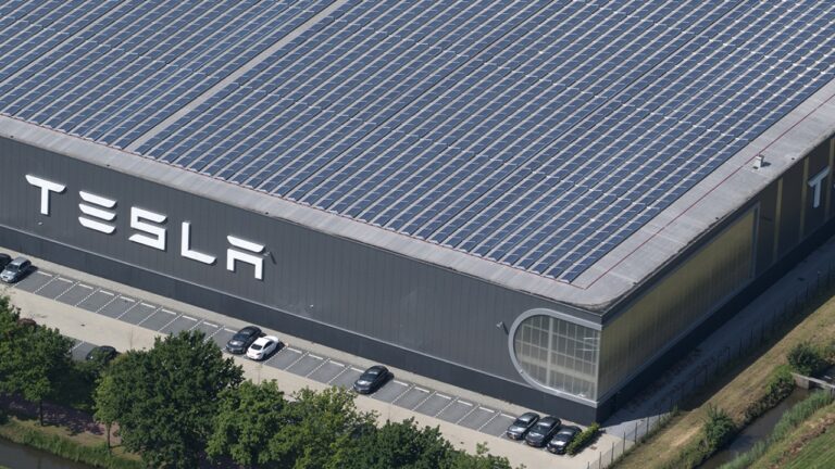 Tesla yeni fabrikası için Rusya’ya göz dikti