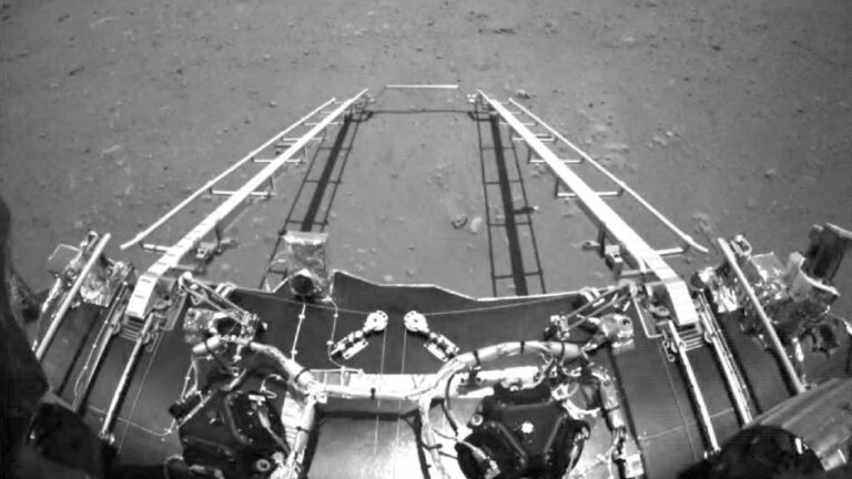 Çin’in uzay aracı Mars’tan ilk fotoğrafları gönderdi