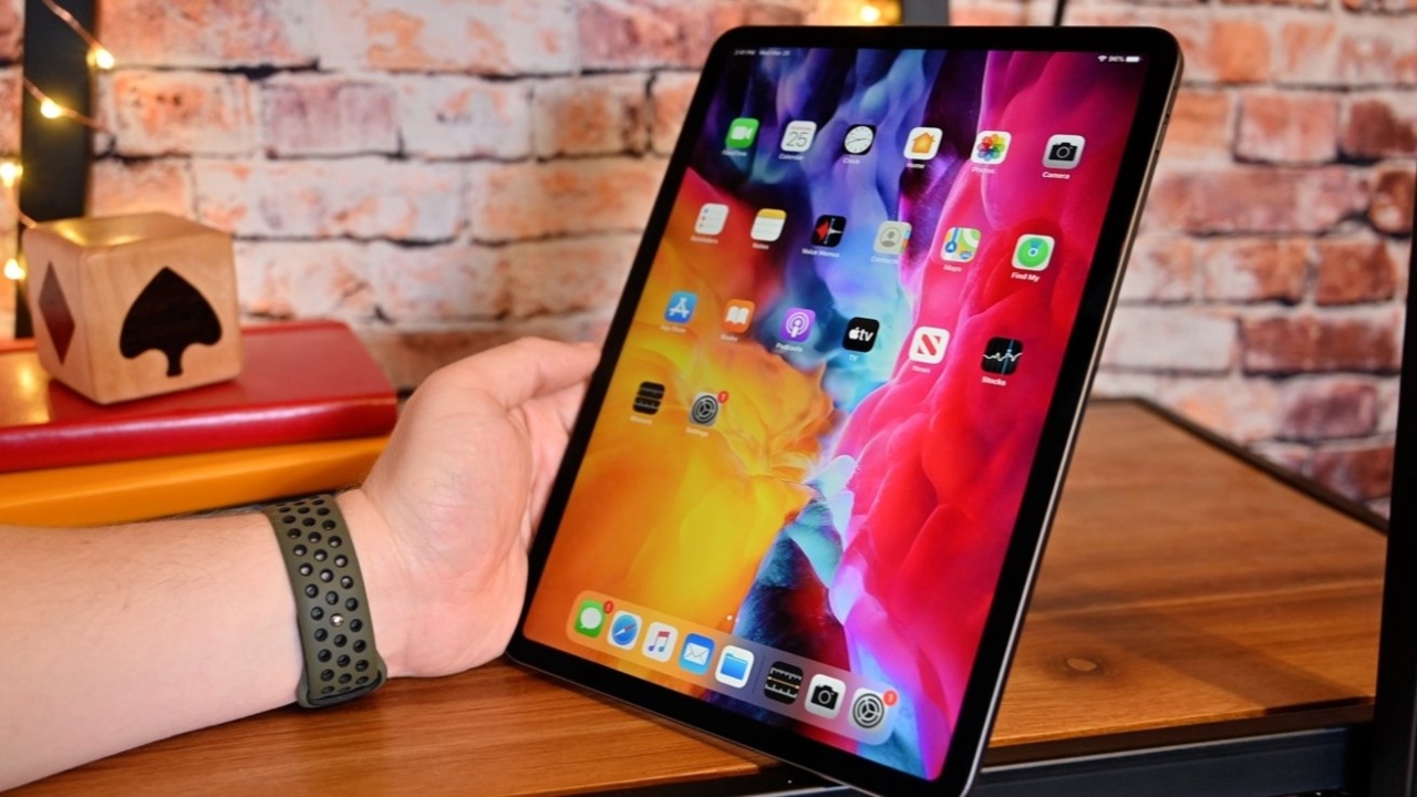Apple OLED ekranlı iPad
