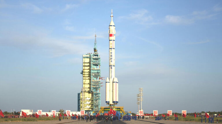 Çin’in yeni uzay istasyonuna üç astronot taşıdı