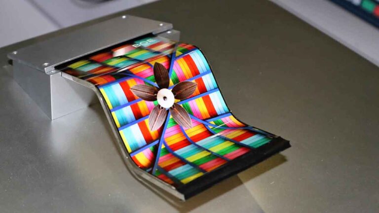 Dünyanın ilk AMOLED kayar ekranı üretildi