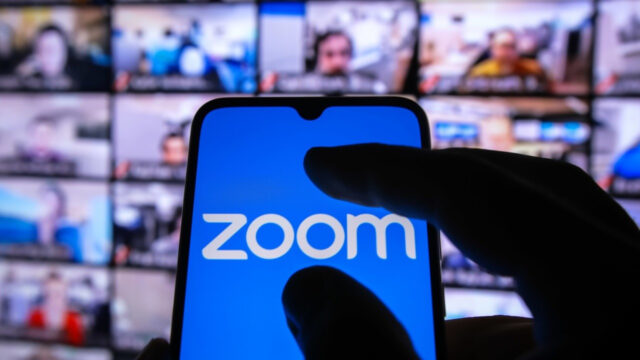 Zoom, gerçek zamanlı çeviri özelliğine sinyal yaktı