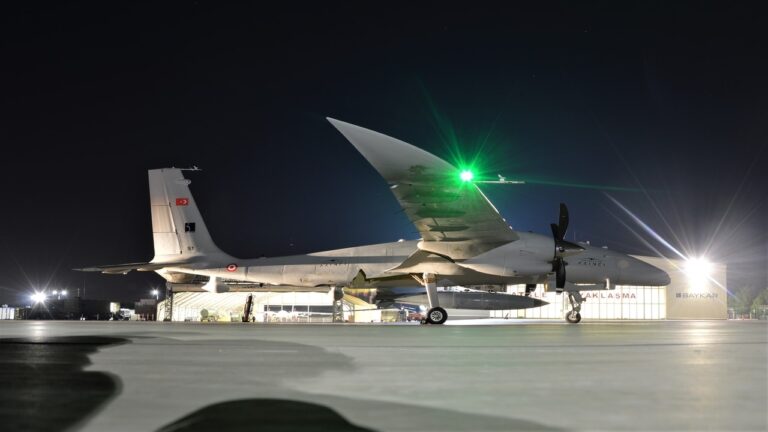 AKINCI TİHA uçuş yetenekleriyle gövde gösterisi yaptı!