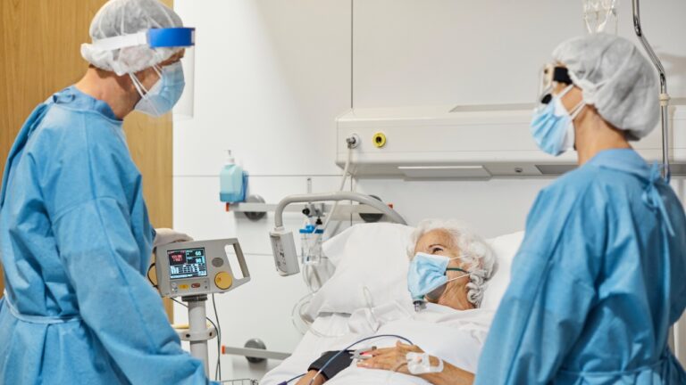 Bir kadın iki COVID-19 varyantı ile enfekte oldu