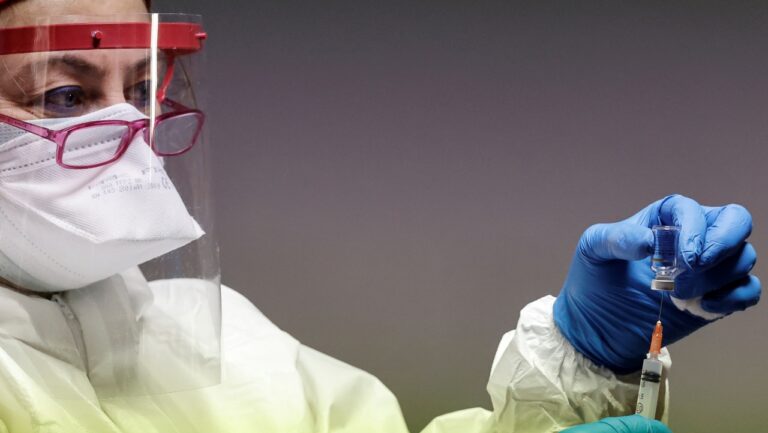 COVID-19 geçirmiş kişiler için aşı programı değişti