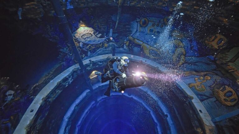 Dünyanın en derin yüzme havuzu artık Dubai’de