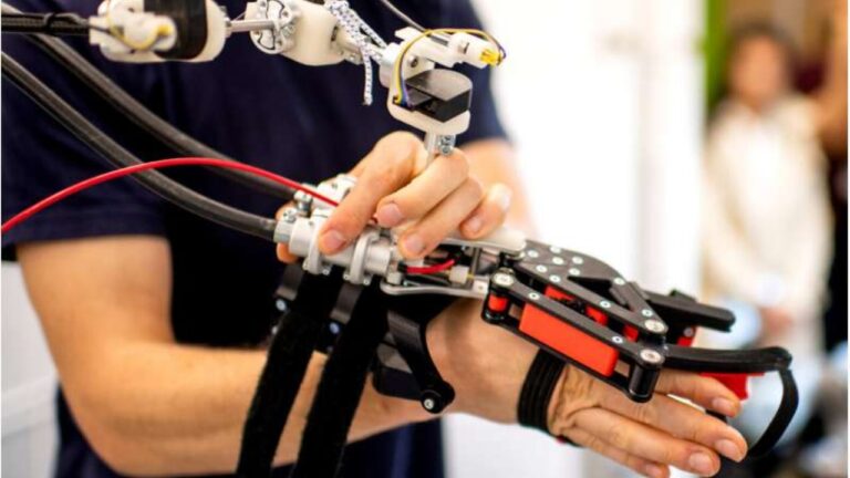 Hassas ameliyatlar gerçekleştiren robotik kollar gerçeğe daha yakın