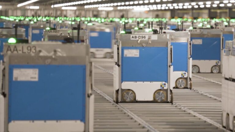 İşçi robotlar depoda yangın çıkardı