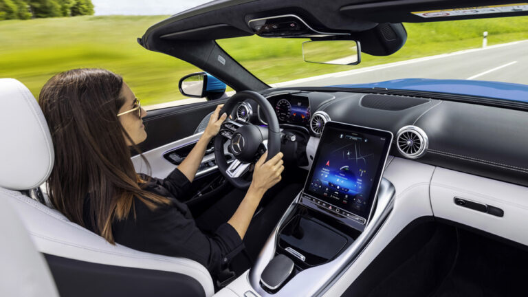 Mercedes’in araçlarında hareketli ekran dönemi!