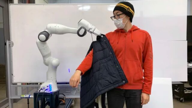 MIT giyinme robotu