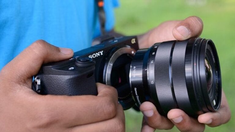 F2 diyafram açıklığına sahip dünyanın ilk aynasız zoom lensi tanıtıldı