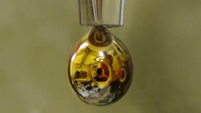 Bilim insanları, saf suyu parlak metale dönüştürdü