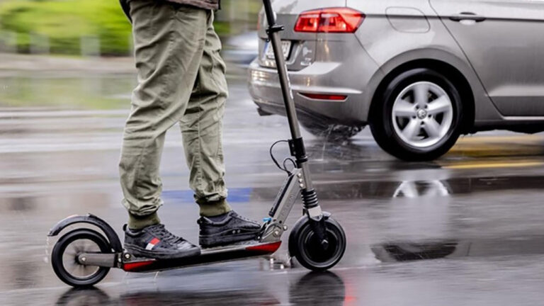 Çalınan elektrikli scooter, AirTag sayesinde bulundu!