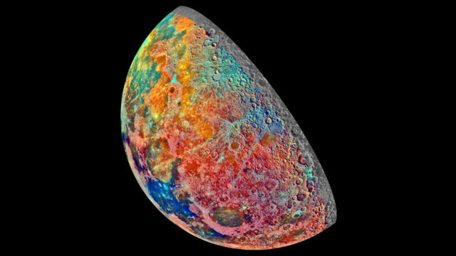 NASA, renkli Ay görüntüleri paylaştı