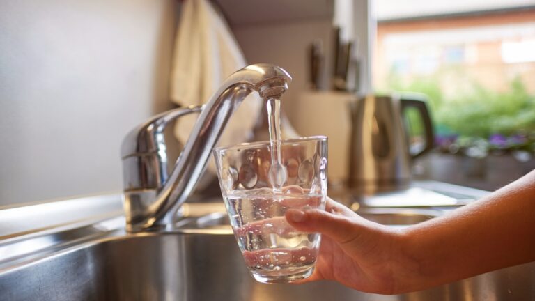 Musluk suyu mu, şişe su mu? Şaşırtan gerçekler