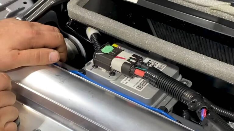 Tesla Model S Plaid parçalarına ayrıldı