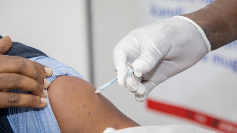 DSÖ, COVID-19 aşıları hakkında çarpıcı açıklama yaptı