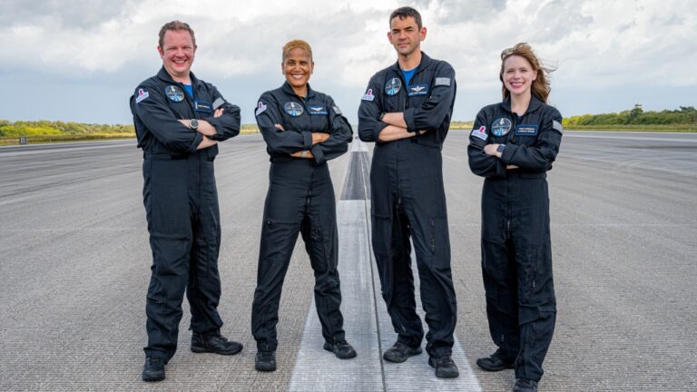 SpaceX’in ilk sivil uzay görevi için geri sayım başladı!