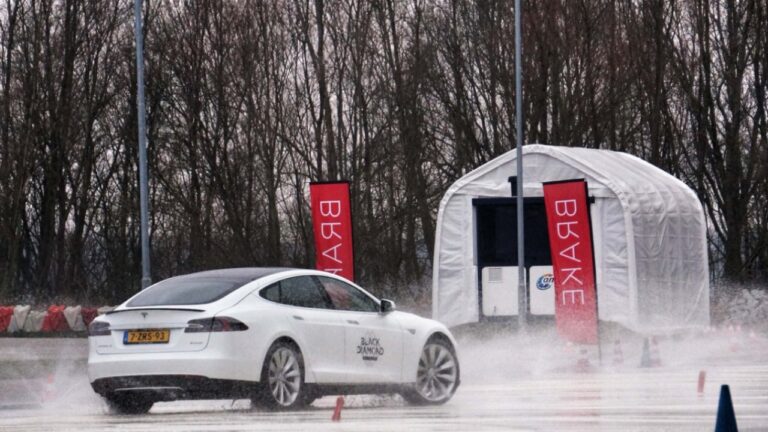 Tesla’dan aracı hasar alan Model S kullanıcısına ilginç teklif