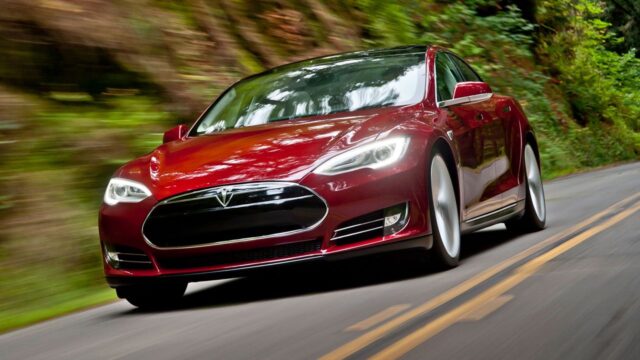 Tesla, oto-pilot özelliğini bir adım öteye taşıyor!