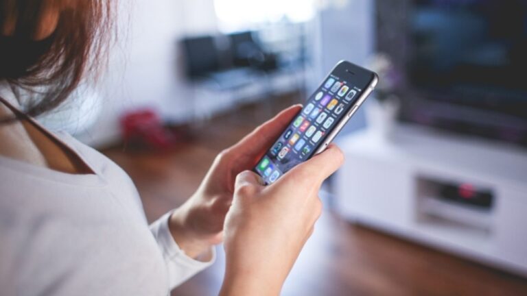 esinin-telefonuna-casus-yazilim-yukledi-mahkemeden-karar-geldi