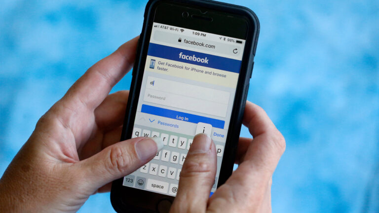 Sosyal medyaya özel üretilmiş telefonlar