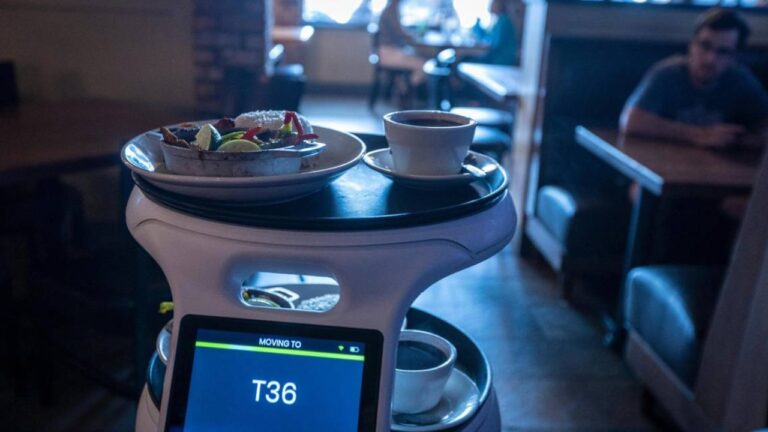 Robot garson, restoranda bahşiş artışına neden oldu!