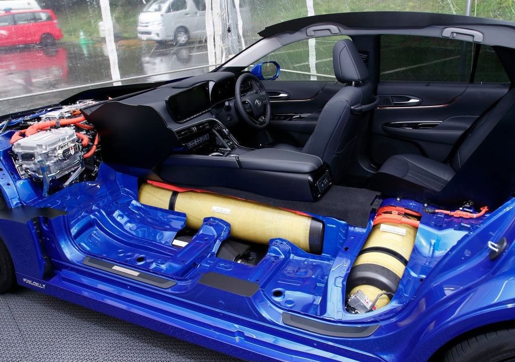 Toyota'nın hidrojenle çalışan aracı Mirai, 1360 kilometre rekor kırdı.
