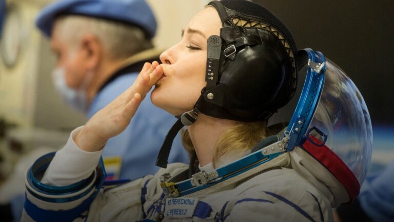 Uzayda çekilen ilk filmin ekibi Dünya’ya döndü