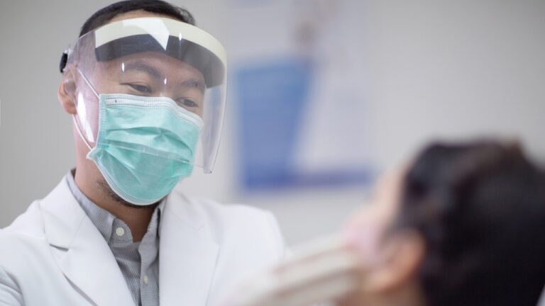 COVID-19’u tespit edince ışıldayan maske geliştirildi!