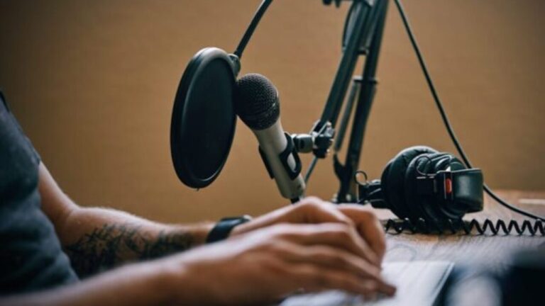 Kahkahalarla güleceğiniz en komik podcast programları