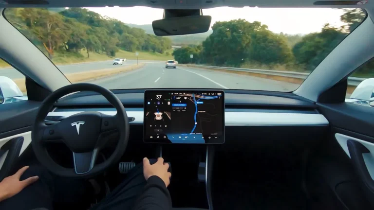 Dünyada bir ilk: Tesla otopilottayken doğum gerçekleşti!