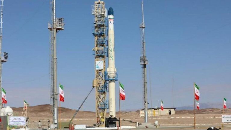 İran, ABD’ye rağmen araştırma uydusunu fırlattı!