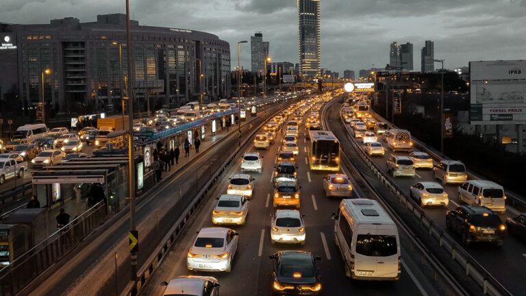 Otomobil sahipleri müjde: Vergi indirimi gelebilir!