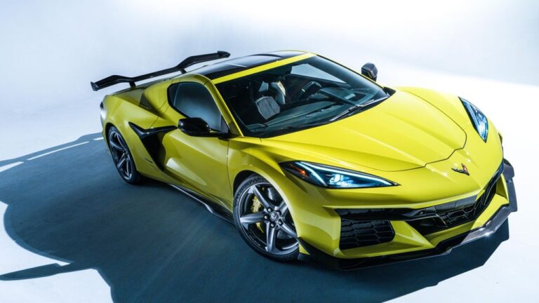 2023 Corvette Z06, açık artırmada rekor fiyata satıldı