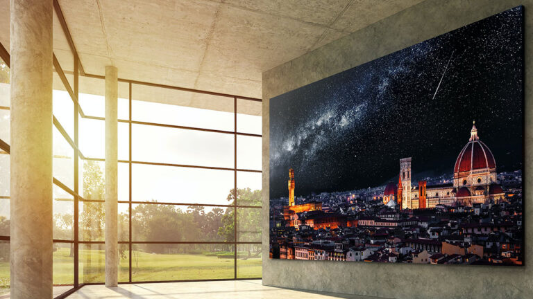 LG, devasa MicroLED televizyonunu gösterdi