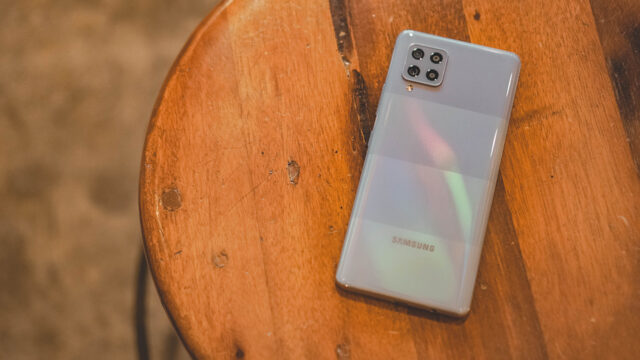 Samsung, bir telefonuna daha Android 12 getirdi!